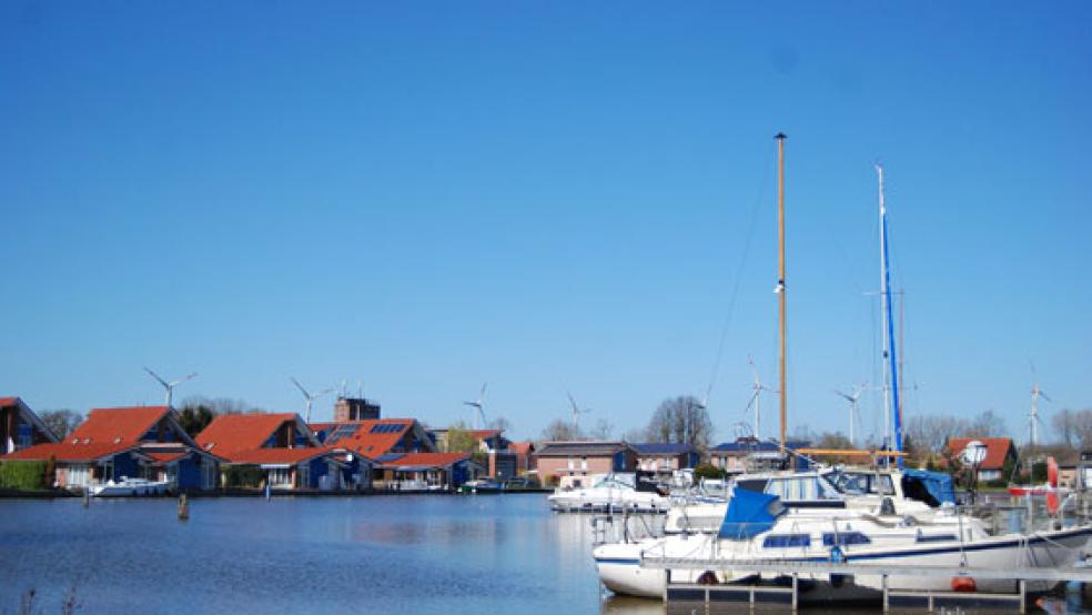 Über der Wasseroberfläche kann sich der Sportboothafen in Weener, hier mit dem Marina-Park, sehen lassen. Aber wie sieht es mit dem Schlickproblem unter der Wasseroberfläche aus? © Foto: Hoegen