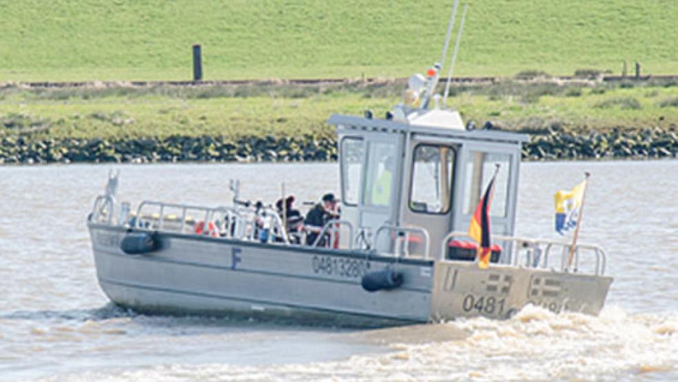 Die Friesenfähre nimmt Kurs Weener. Das rund zehn Meter lange Boot kann eine Spitzengeschwindigkeit von 40 Knoten (rund 74 Stundenkilometer) erreichen und gleitet dann förmlich über das Wasser. Wenn Passagiere an Bord sind, verläuft die Fahrt jedoch gemächlicher. Gut 15 Minuten dauern Fahrt, An- und Ablegemanöver. © Foto: Hanken