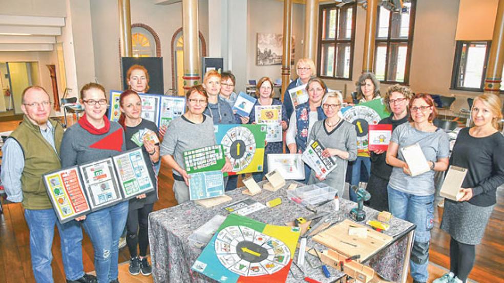 Am Ende des Treffens waren alle Mitwirkenden im Arbeitskreis »Netzwerk Unterstützte Kommunikation Ostfriesland« mit ihren Ergebnissen zufrieden. Die selbst hergestellten Lehrmaterialien dienen als Hilfsmittel für Kinder mit Kommunikationseinschränkungen. © Foto: Former (Ostfriesische Landschaft)