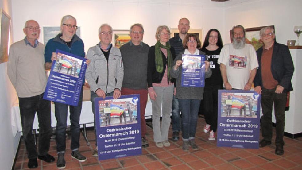 Rufen zur Teilnahme am »Ostfriesischen Ostermarsch 2019« auf (von links): Konrad Huchting (GEW), Carsten Müller (GEW), Heinz-Udo Lammers (DKP), Michael Schunk (Sprecher des Aktionsbündnisses), Haldis Kuckuck, Lars Mennenga (Die Linke), Claudia Steinhoff (Grüne), Anika Schmehl (Die Linke), Willy Graf (DKP), Michael Schaper (lutherische Kirche). © Foto: privat