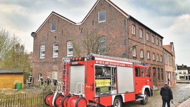 Rauchmelder piept: Feuerwehr öffnet Tür