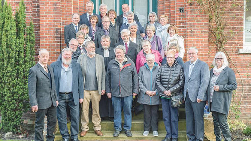 Mit einem Festgottesdienst wurde am Sonntagvormittag in der Georgskirche eine goldenen Konfirmation gefeiert. Danach stellten sich die Jubilare für ein gemeinsames Gruppenfoto auf.  © Foto: Bruins