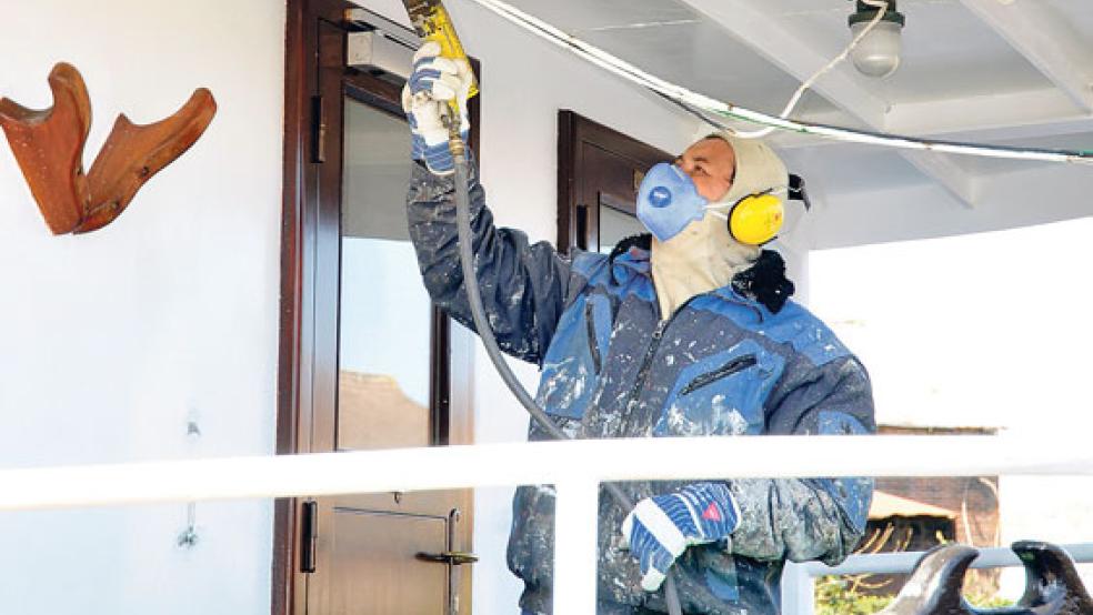 Die Arbeiten an Bord der Emsfähre sollen bis zum kommenden Dienstag erledigt sein. © Fotos: Wolters