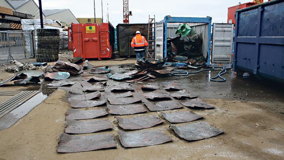 Das 500 Jahre alte Schiffswrack wurde auf dem Grund der Nordsee in der Nähe der Insel Terschelling entdeckt. Aus dem Wasser wurden Kupferplatten geborgen (Bild). © Foto: dpa