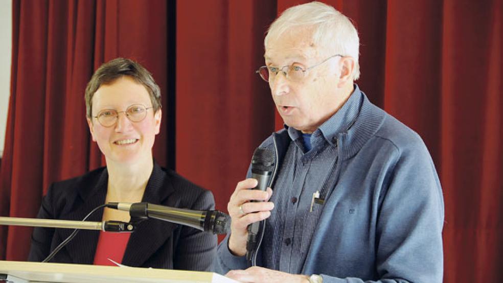 Pastorin Barbara Wündisch-Konz und Organisator Gerhard Daalmeyer auf dem Altennachmittag. © Fotos: Wolters