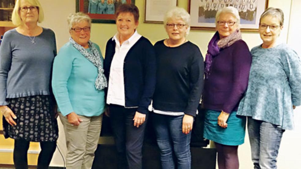 Den Vorstand des Frauenchores der Weeneraner Liedertafel »Harmonie« bilden weiterhin (von links) Liane Ibsen (stellvertretende Schriftführerin), Anita Leemhuis (stellvertretende Kassenführerin), Wilma Jürrens (2. Vorsitzende), Fenna Bruns (Notenwartin), Gertrud Cordes (1. Vorsitzende) und Barbara Ostendorp (Schriftführerin und Kassenführerin). © Foto: Liedertafel