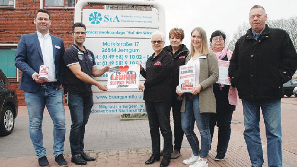 Freuen sich über den neuen »Service-Point« des Vereins »Leukin« im Seniorenheim »Auf der Wierde« in Jemgum (von links): Stefan Busch (Fachberater des Heim-Betreibers »Bürgerhilfe«), Einrichtungsleiter Stefan Pomykay, Wilma Schmidt aus Rhauderfehn, Waltraud Diehr aus Ostrhauderfehn (beide »Leukin«), Pflegedienstleiterin Miriam Robbe, Anita Geerdes aus Möhlenwarf (»Leukin«) und der stellvertretende Bürgermeister Helmut Plöger. © Foto: Szyska