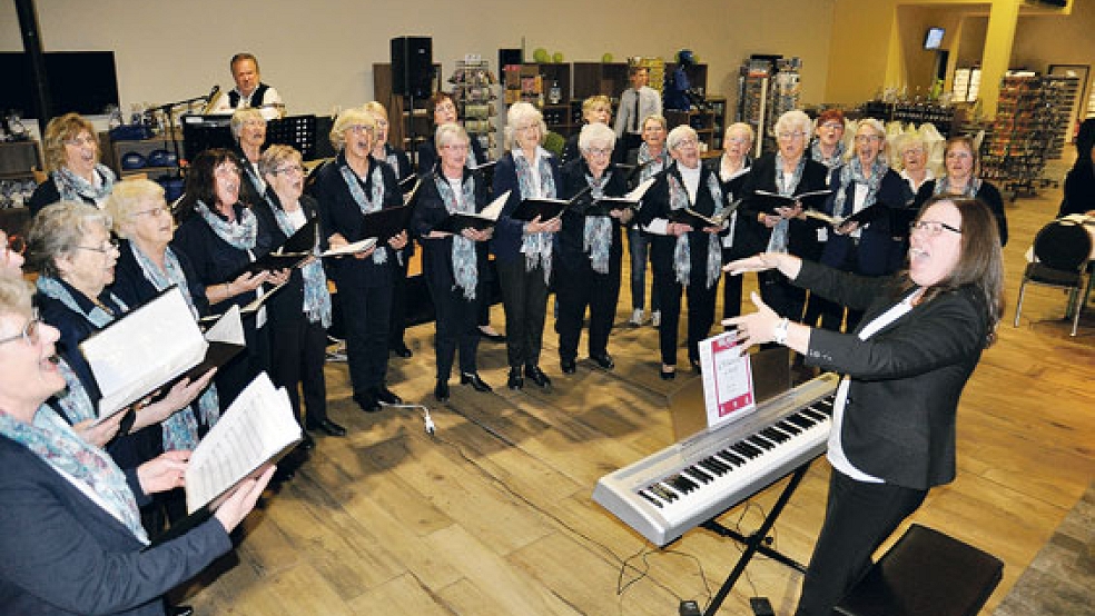 Auch der Frauenchor Jemgum unter Leitung von Beata Strecker sang in Leer.  © Fotos: Wolters