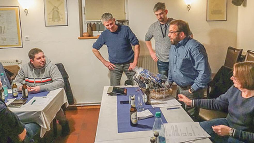 Nach seiner Abschiedsrede bekam Stefan Kuper (Zweiter von rechts) einen Präsentkorb von seinen Vorstandskollegen überreicht. Dritter von rechts Jan-Dirk Holtkamp, neben ihm Hans-Georg Holtkamp, beide sind Beistzer. Vorne Kassenwartin Peta Nagel. © Foto: privat