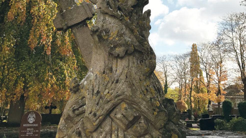 Auf dem alten Friedhof in Weener (Archivbild) ist eine Frau offenbar von zwei Trickdieben bestohlen worden. © Archivoto: Hanken