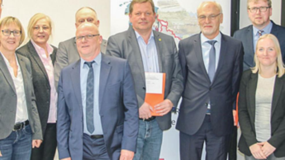 Trafen sich in Aurich zur Übergabe von Zuwendungsbescheiden: Vertreter der Gemeinden Filsum und Großheide sowie der Samtgemeinden Holtriem und Jümme sowie des Amtes für regionale Landesentwicklung (ArL) Weser-Ems. © Foto: ArL Weser-Ems
