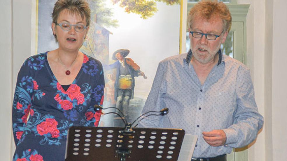 Auf Einladung der Mediothek Bunde stellte Jutta Oltmanns ihr neues Buch »Lerche im Himmel« im Steinhaus in Bunderhee vor. Außerdem erwiesen sich die Autorin und ihr Ehemann Roland Dubberke als talentierte Sänger. © Foto: Himstedt