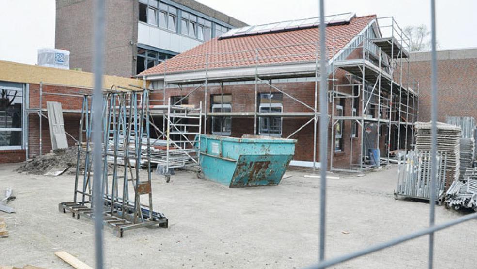Die neue Pausenhalle an der Bunder Oberschule soll im Juni fertiggestellt werden. Zusätzlich wird auch der in die Jahre gekommene Pausengang saniert.  © Foto: Boelmann
