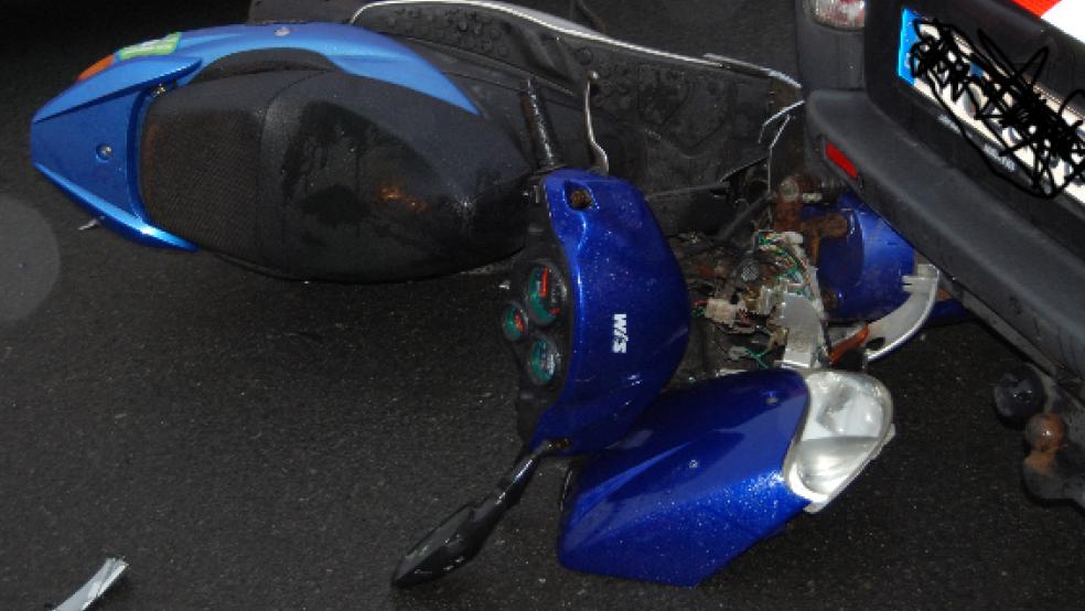 Der schwer beschädigte Roller nach dem Unfall auf der Süderstraße in Weener. © Foto: Hoegen