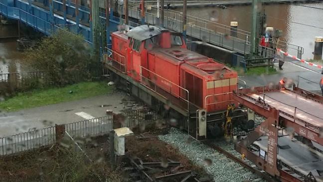 Lokomotive springt aus dem Gleis