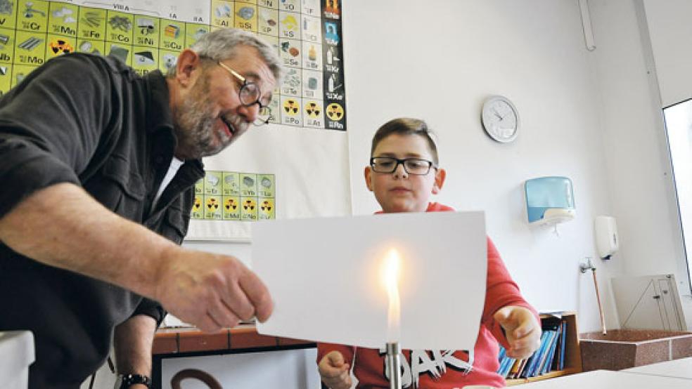 Lehrer Hans-Joachim Habben erklärte im Chemieunterricht einem Grundschüler, wie die Geheimschrift mit Zwiebelwasser und Hitze funktioniert. © Fotos: Boelmann