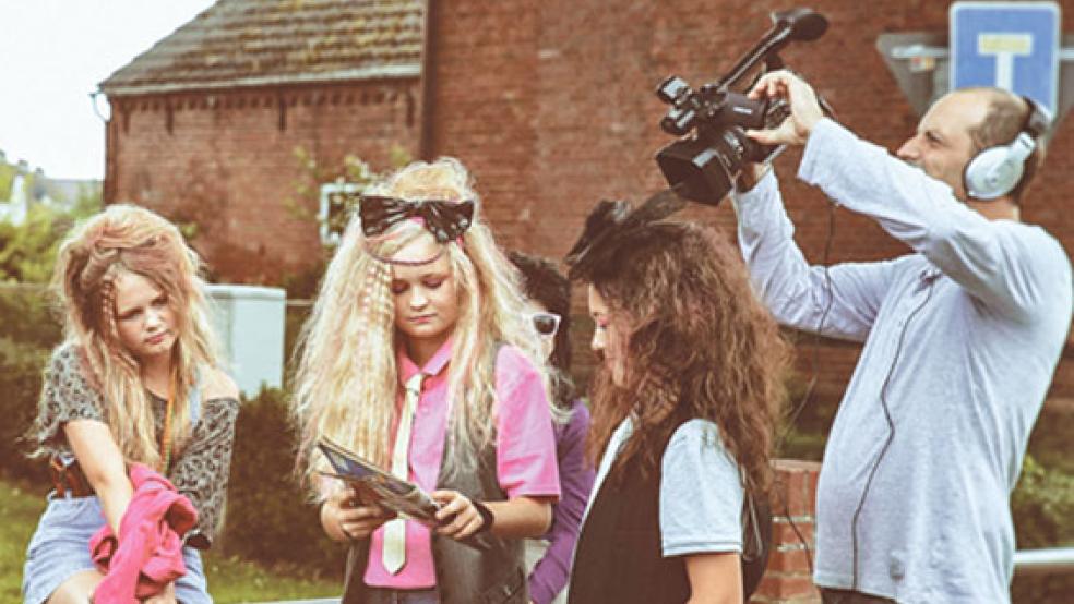»Kamera ab!«, heißt es wieder in diesem Jahr beim Jugendbüro Bunde, das sein viertes Filmprojekt realisieren will. Darin geht es darum, wie die digitale Zukunft im Jahr 2040 aussehen könnte. Das Foto entstand bei den Dreharbeiten zum Filmprojekt »Josefine« im Jahr 2016. © Foto: privat