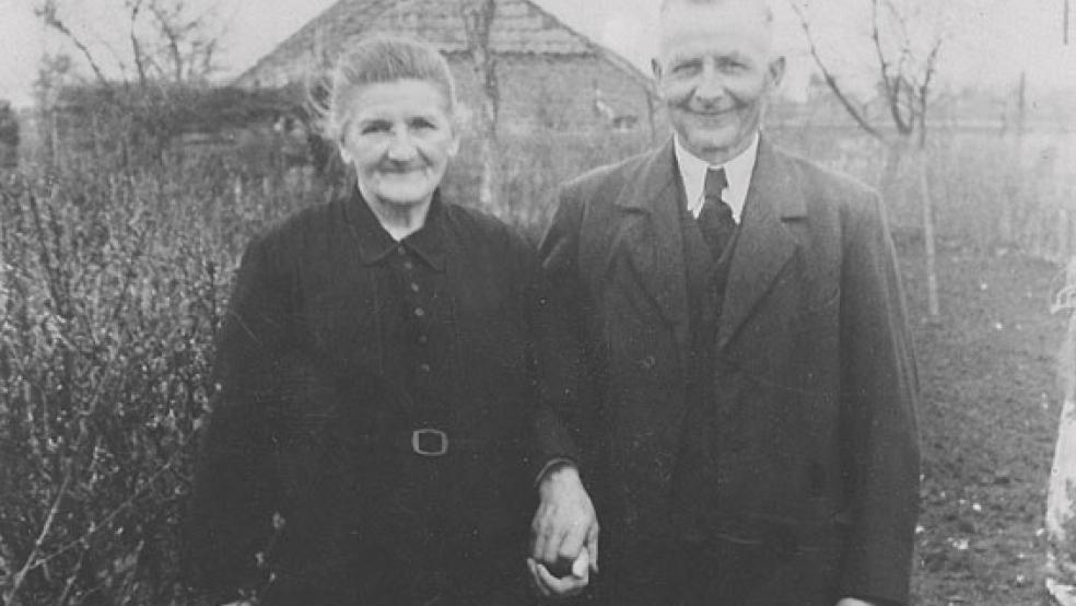 Siemtje und Johan Bültena hatten sechs Töchter, von denen eine noch im Kindesalter verstarb. Das Bild könnte anlässlich der Goldenen Hochzeit am 11. März 1962 gemacht worden sein. © Foto: Archiv Teda Auras