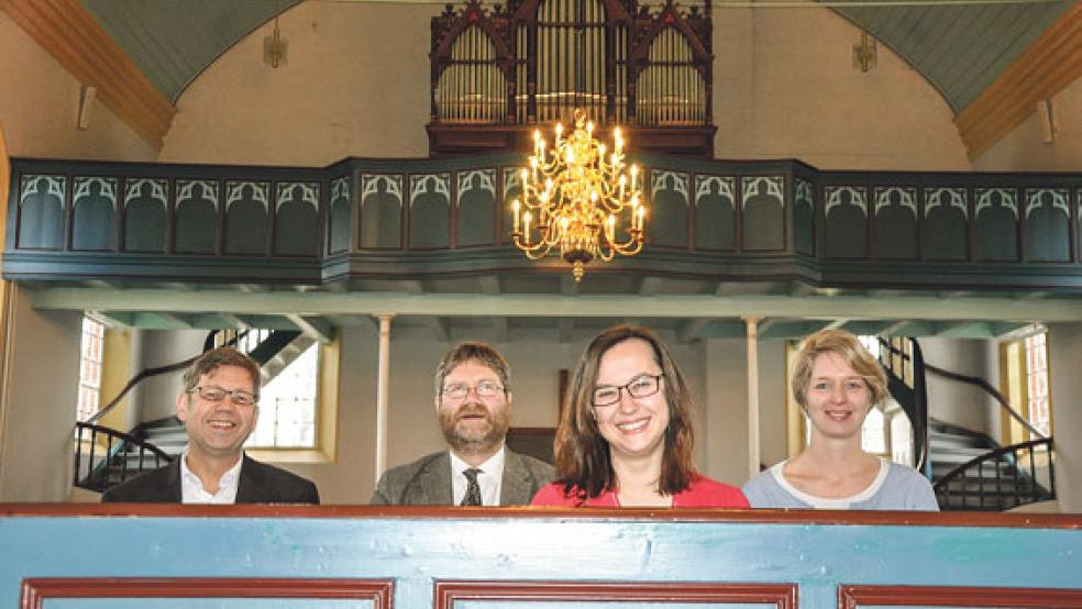 Freuen sich auf die Zusammenarbeit (von links): Landesjugendpastor Bernhard Schmeing, Präses Ard Nap, die neue Jugendreferentin Stephanie Engel und die Beauftragte für Jugendarbeit im evangelisch-reformierten Synodalverband Rheiderland, Pastorin Jana Metelerkamp aus Holthusen.  © Foto: Boelmann