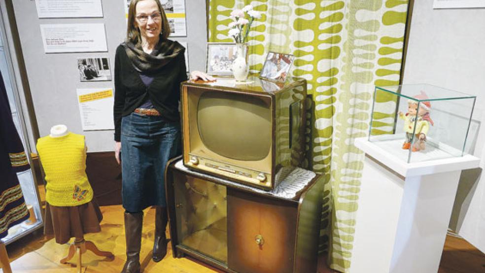 Einmal umschalten, bitte: Museumsleiterin Brigitte Junge vor einem alten Fernseher, mit dem man nicht mehr als zwei Programme empfangen konnte. © Foto:Jürgens
