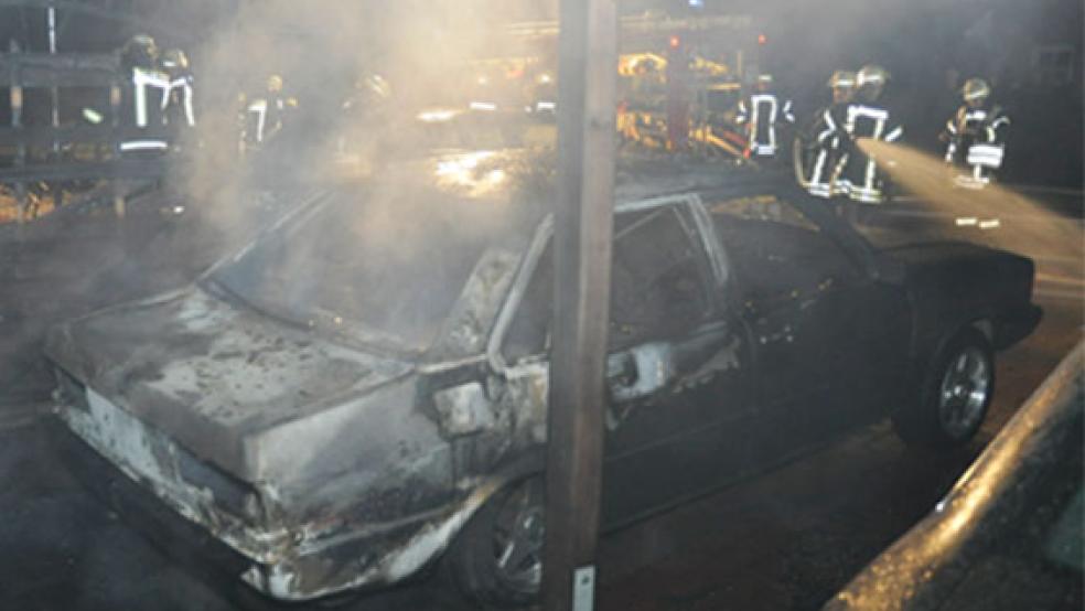 Ein Audi wurde bei dem Brand in Veenhusen ein Raub der Flammen. © Foto: Wolters