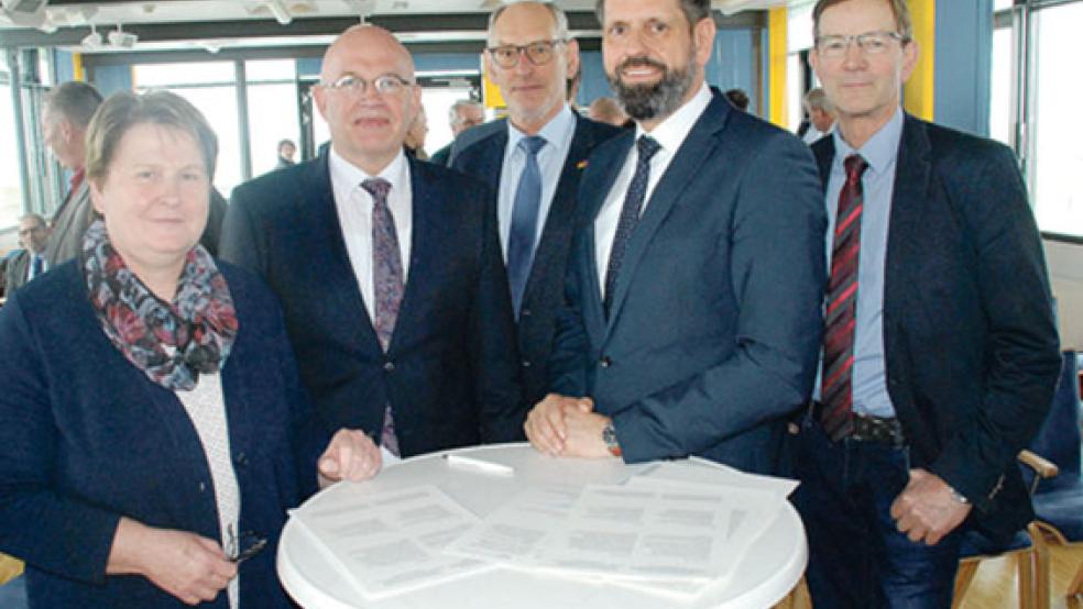 An der Diskussion über das deutsch-niederländische »Schlickmanagement« beteiligten sich (von links) die Landtagsabgeordnete Johanne Modder (Bunde), »Regional Minister« Henk Staghouwer (Provinz Groningen), Oberdeichrichter Meint Hensmann (Critzum), Umweltminister Olaf Lies (Hannover) und Obersielrichter Willem Berlin (Boen). © Foto: Kuper