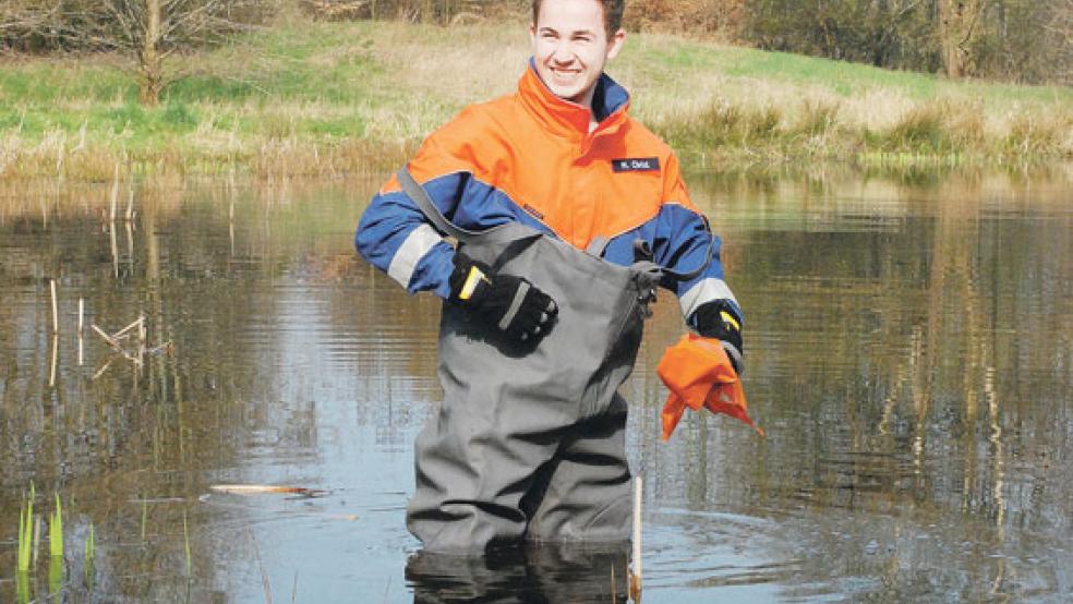 Marcel Christ von der Holthuser Feuerwehr wagte sich mittels »Wasserhose« sogar in den Holthuser Kolk, wo vor allem Reste von Partygästen gefunden wurden. © Fotos: Kuper