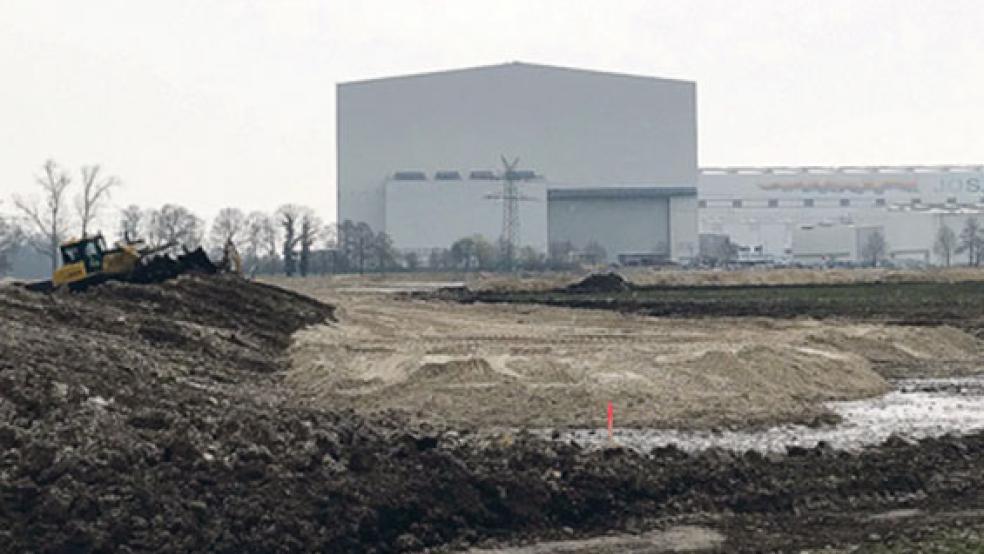 Eine neue Parkfläche mit 3000 Stellplätzen lässt die Meyer Werft in Papenburg derzeit auf dem Areal zwischen Rheiderlandstraße und Hofer Weg (»Bokeler Bogen«) anlegen. © Foto: Gonzalez-Tepper