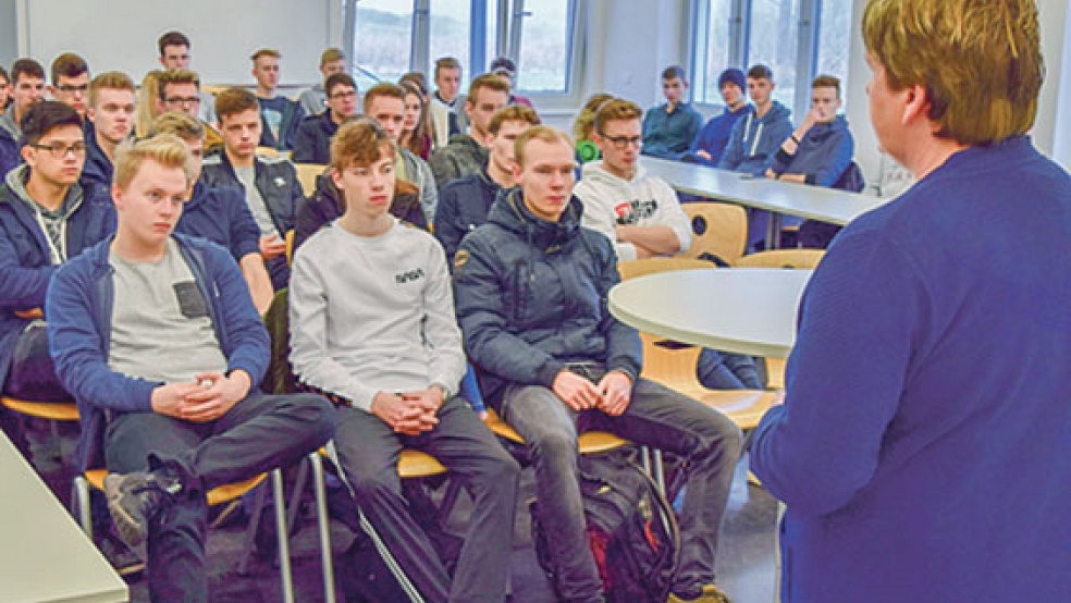 Hanne Modder (SPD) aus Bunde sprach mit Schülern der BBS II in Leer.  © Foto: SPD