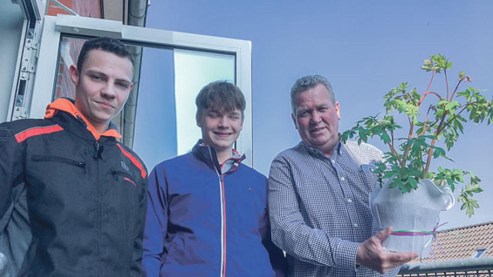 Die Schülersprecher Dominik Reemtsema und Fynn-Luca Cordes überreichten Arno Oltrop zum Abschied ein »Tränendes Herz« für seinen großen Garten in Möhlenwarf.  © Fotos: Oberschule