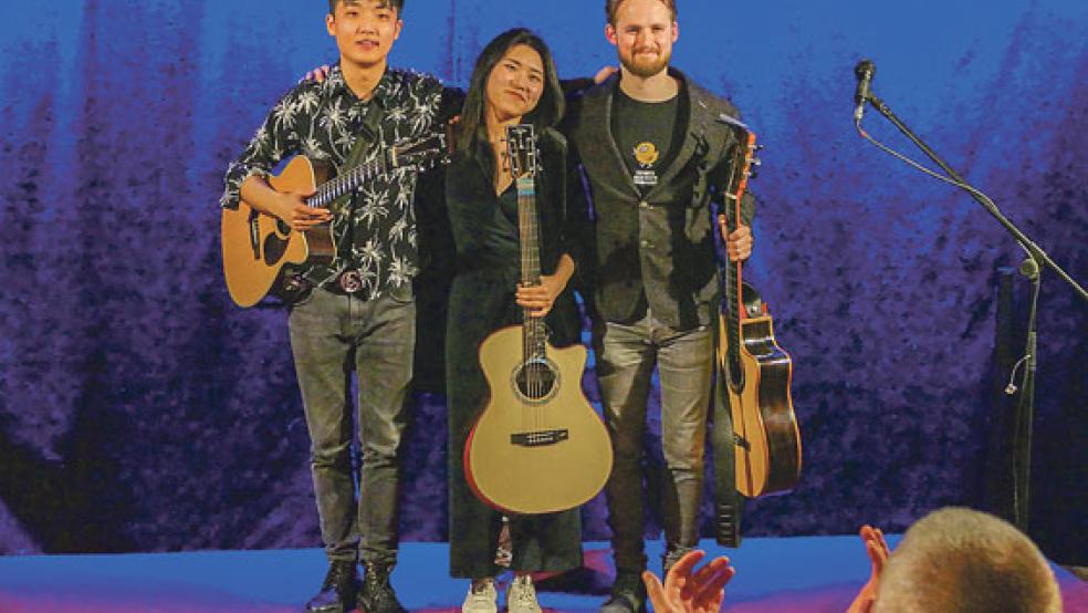 Chinesisch-Friesisches Gipfeltreffen: Jack Yang, Guitong Lee und Sönke Meinen (rechts).  © Foto: Jürgens