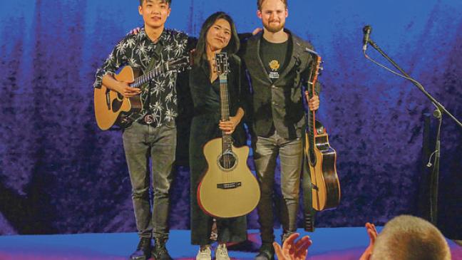 Die Gitarrenmusik verbindet sie