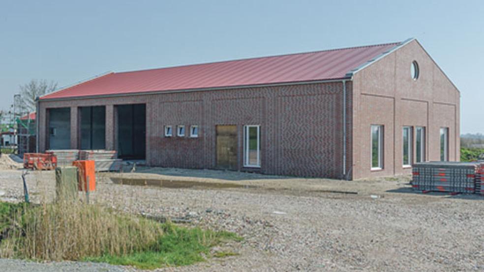 Nachdem das Gerüst abgebaut wurde, lässt sich gut erkennen, wie das Mehrzweck-Gebäude mit Feuerwehrhaus, Dorfgemeinschaftsanlage und öffentlichem Sanitärtrakt in Ditzum aussehen wird. Allerdings gibt es Verzögerungen, weil Außentüren nicht termingerecht geliefert wurden und die Gemeinde diesen Posten neu ausschreiben muss. © Foto: ditzumblog.de
