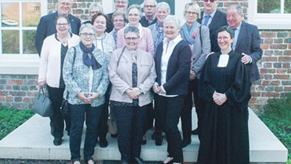 Strahlten gemeinsam um die Wette: (vorne, von links) Gerda Wessels (geb. Röskens), Annette Meyer (geb. Santjer), Waltraud Theile (geb. Ertwiens), Pastorin coll. Barbara Wündisch-Konz, (Mitte) Anni Bruns (geb. Wendt), Gerda Freese (geb. Siemens), Gesine Seemann (geb. Auen), Dora Schipper (geb. Priet), Käte Tirrel (geb. van Essen), Gertrud de Vries (geb. Brauer), Wilfried Kuper sowie (hinten) Folkert Fokken, Marthilde von der Heide (geb. Willems), Jan Röskens, Alfred Spekker und Klaus Groen. © Foto: privat