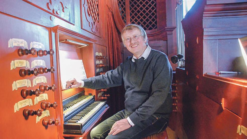 Prof. Wolfgang Zerer aus Hamburg spielte im April-Sonntagskonzert »Orgelmusik in der Passionszeit«. © Foto: Kuper