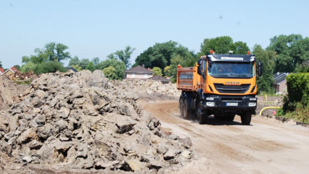Straßenbau, hier die künftige Baustraße in Alt-Möhlenwarf, ist teuer. Und Anlieger müssen Sanierungen später mit behzahlen. © Archivfoto: Hoegen