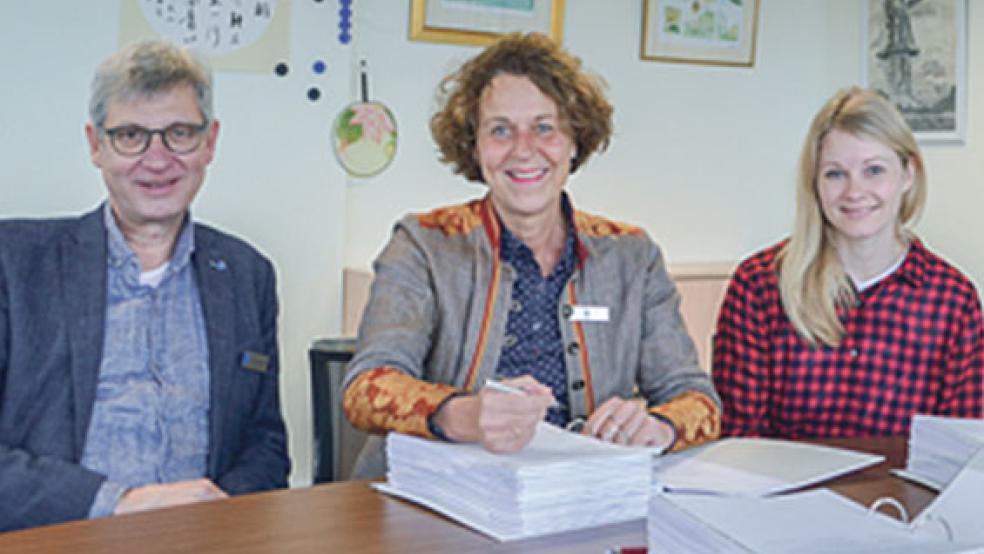 Vertragsunterzeichnung im Leeraner Rathaus (von links): Stadtbaurat Carsten Schoch, Bürgermeisterin Beatrix Kuhl und die Leiterin des Fachdienstes Gebäude- und Energiemanagement, Alexandra Wienekamp. © Foto: Stadt Leer