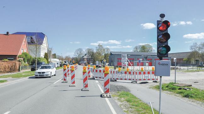 Ampel regelt Verkehr beim neuen Feuerwehrhaus