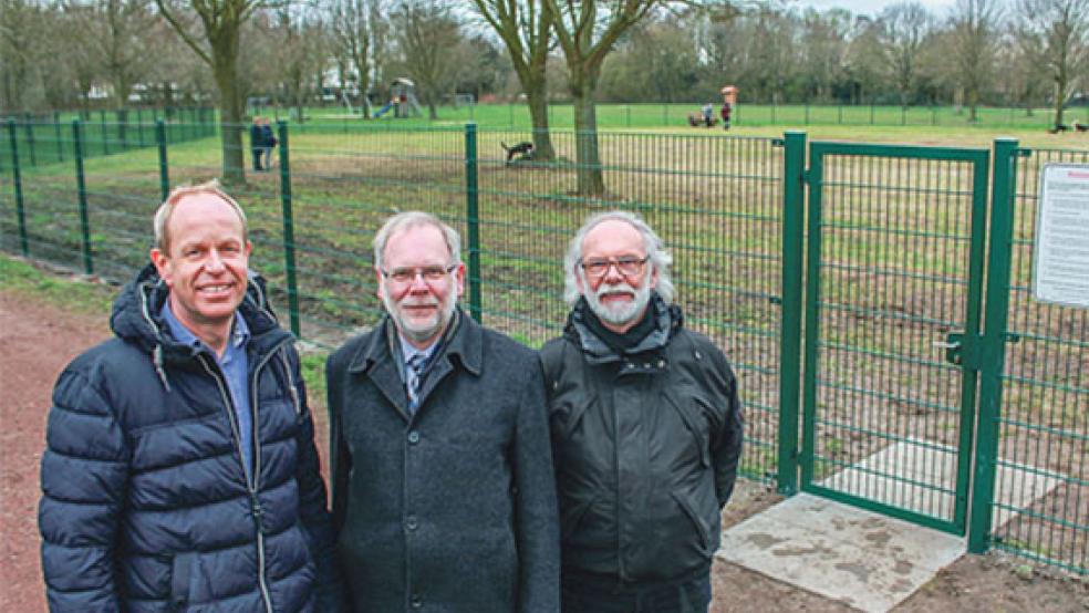Auf reichlich Interesse stößt die neue Hundefreillauffläche im Volskpark Bokel. Darüber freuen sich (von links) Norbert Kramer (IG Hundefreillauffläche), Stadtbaurat Jürgen Rautenberg und Arnold Lind (IG Hundefreillauffläche). © Foto: Stadtverwaltung