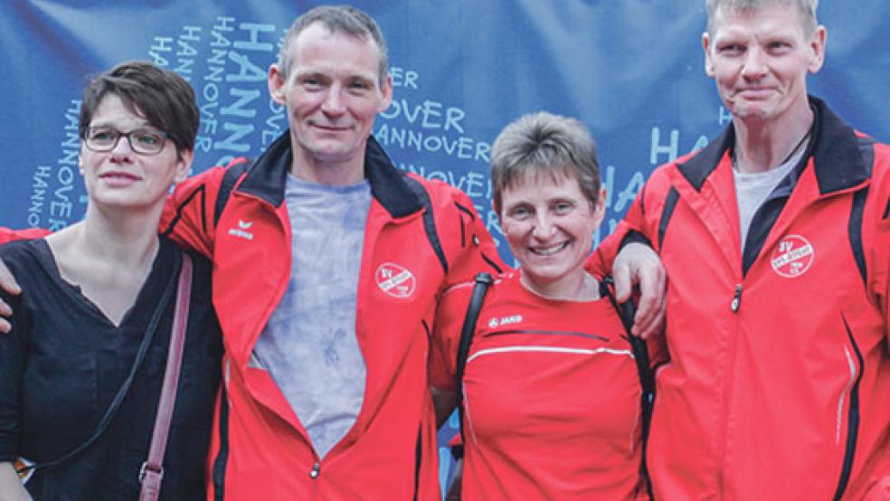 Gemeinsam in Hannover: Nach dem erfolgreichen Lauf strahlten Imke Bierma, Rolf Kaput, Bettina Pilney und Dieter Janssen um die Wette.  © Foto: privat