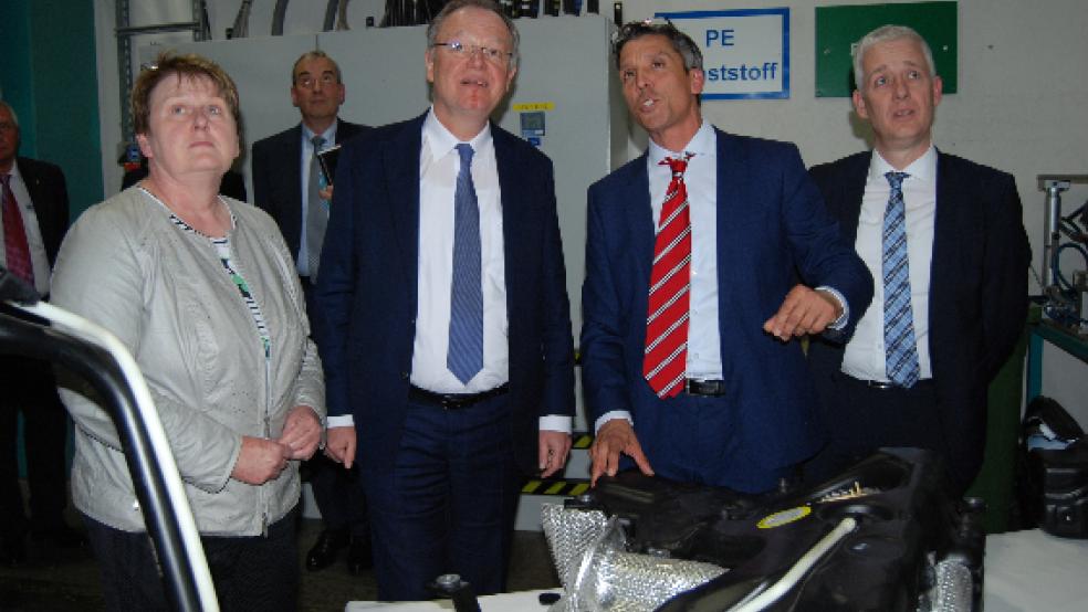 Ein Blick nach oben: Im Bild von links Hanne Modder, Landtagsabgeordnete aus Bunde, Ministerpräsident Stephan Weil, Werksleiter Thomas Becker und Landrat Mattthias Groote. © Foto: Hoegen