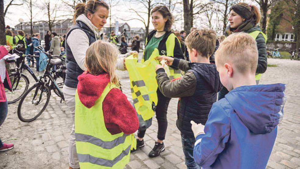In Gruppen sammelten Freiwillige um Mitorganisatorin Luzie Richter (Mitte) in Leer Müll. 20 Säcke kamen dabei zusammen.  © Foto: Wolters