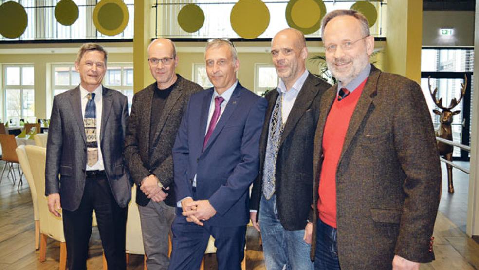 Hielten im Leeraner Miniaturland Fachvorträge rund um die kolorektale Chirurgie (von links): Prof. Dr. med. Hans-Rudolf Raab, beratendes Mitglied am Darmzentrum Borromäus Hospital Leer, Dr. med. Henrich Sprang, Facharzt für Radiologie der Radiologischen Praxis Leer GeRN GbR, Michael Schinagl, Leiter des Darmzentrums und Chefarzt der Abteilung Allgemein-und Viszeralchirurgie am Borromäus Hospital Leer, Dr. med. Lothar Müller, Facharzt für Hämatologie und Onkologie bei Onkologie UnterEms Leer-Papenburg-Emden sowie Dr. med. Martin Reckels, Chefarzt der Klinik Innere Medizin und Gastroenterologie am Borromäus Hospital Leer. © Foto: Borromäus Hospital