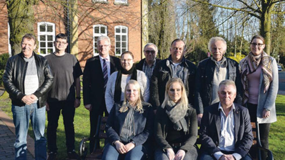 Zum Johannimarkt-Team gehören (hinten von links) Theo von Halle (Schaustellerverband), Ingo Meijer (Heimat- und Kulturverein »mitnanner«), Bürgermeister Ludwig Sonnenberg, Mandy Grijze (»mitnanner«), Evert Pastoor (Werbegemeinschaft Weener), Dieter Eden, Jonny Eden (beide Schaustellerverband), Xenia Nording (Fachbereichsleiterin) sowie (vorne von links) Gesa Bojen, Christiane Dorenbos (beide Stadtverwaltung) und Hinderk Leemhuis (Marktmeister Stadt Weener). © Foto: Stadt Weener