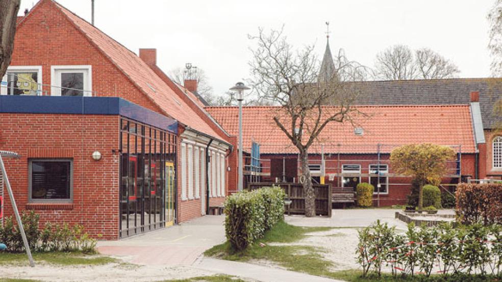 Das Gerüst auf dem Schulhof steht schon: Auf dem Dach im Bildhintergrund wird Solartechnik installiert. © Foto: Szyska