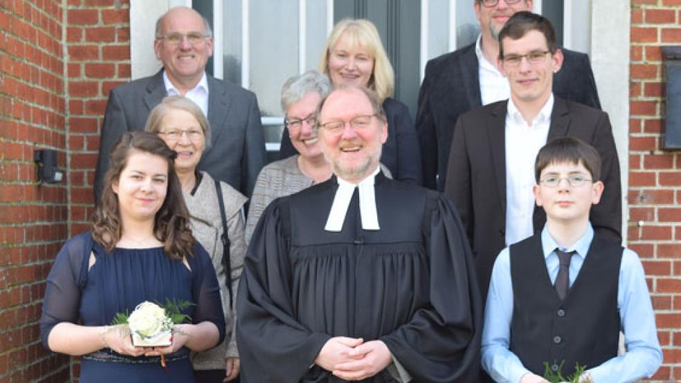 Die Konfirmanden Franziska van Scharrel und Arne Busker mit Pastor Armin Siegmund und dem Kirchenvorstand bestehend aus (Mitte) Johanna Venema, Marga Müller, Fokko Plenter, sowie (hinten) Bajo Leemhuis, Anja Busemann-Nagel und Gerwin Dreier. © Foto: Kirchengemeinde Holtgaste