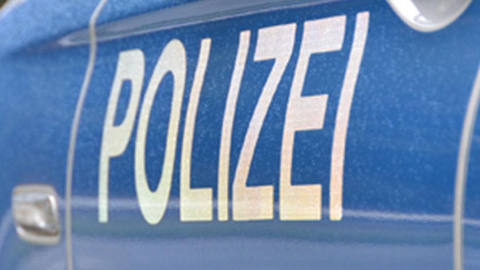 Bei einem tragischen Unfall in Wiesedermeer (Kreis Wittmund) wurde ein neunjähriges Kind, das sich am Ende einer Sackgasse zum Spielen auf die Straße gelegt hatte, von einem Auto erfasst und schwer verletzt. © Foto: Polizei