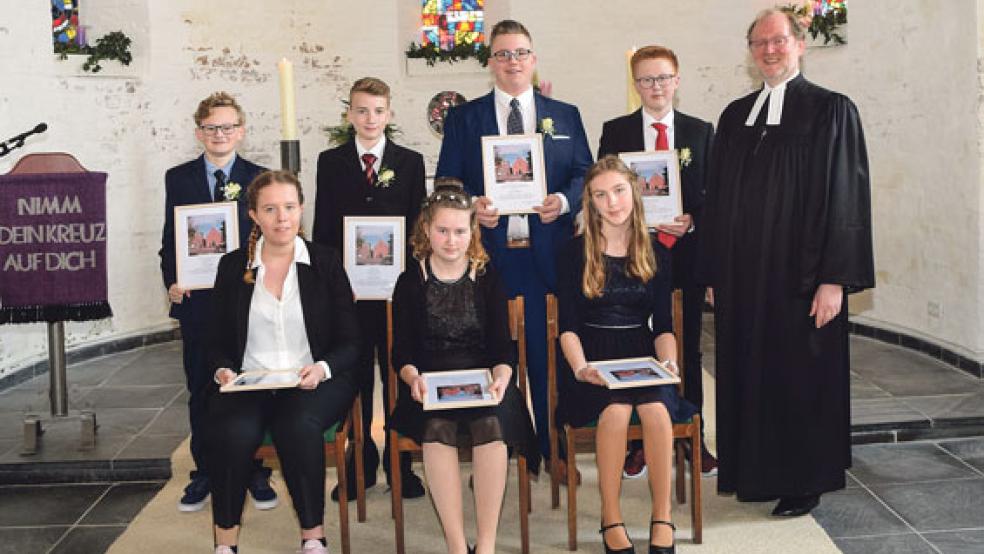 Wurden am gestrigen Palmsonntag in der evangelisch-lutherischen Matthäikirche in Bingum durch Pastor Armin Siegmund (rechts) konfirmiert: (vorne von links) Mia Dorenbusch, Maira Heyenga, Lara-Sophie Hölzen sowie (hinten von links) Tim Gödecke, Reiner Jütting, Lennart Alberts und Luca Lübbers. © Foto: Kirchengemeinde Bingum