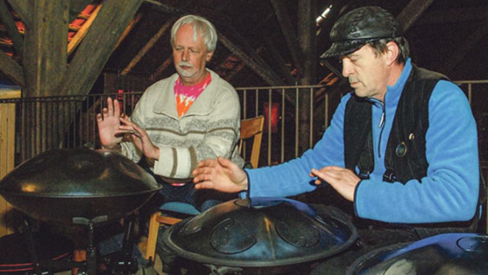 Mit »rhythmischen Klangduschen« begleiteten Manni Dirks (links) und Otmar Okapi Nikolay die Ausstellungseröffnung. © Fotos: Kuper