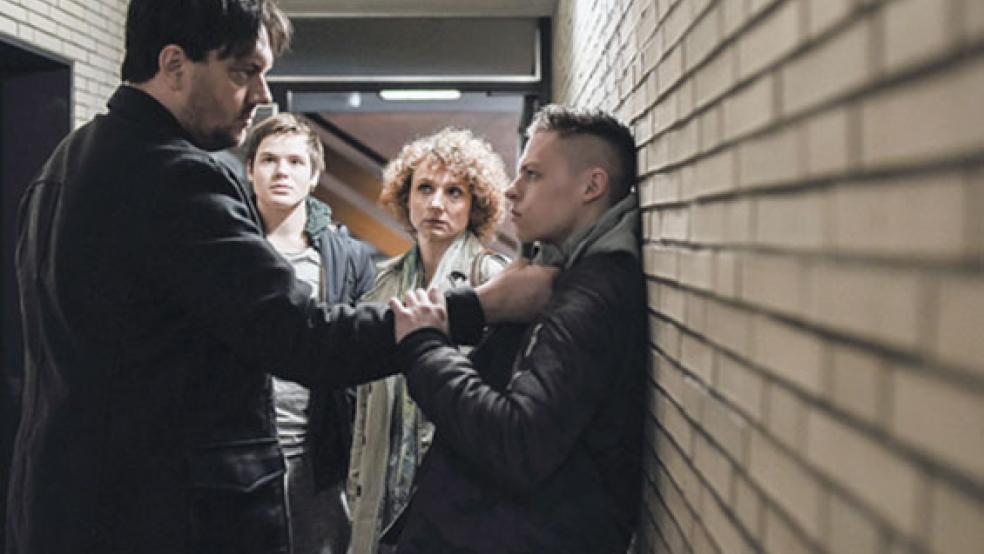 Szene aus der Folge »Kindeswohl« der ARD-Krimireihe »Polizeiruf 110«: Kommissar Alexander Bukow (Charly Hübner) knöpft sich Keno (Junis Marlon) vor, der in einem Heim für schwer erziehbare Jugendliche wohnt. © Foto: NDR/Christine Schroeder